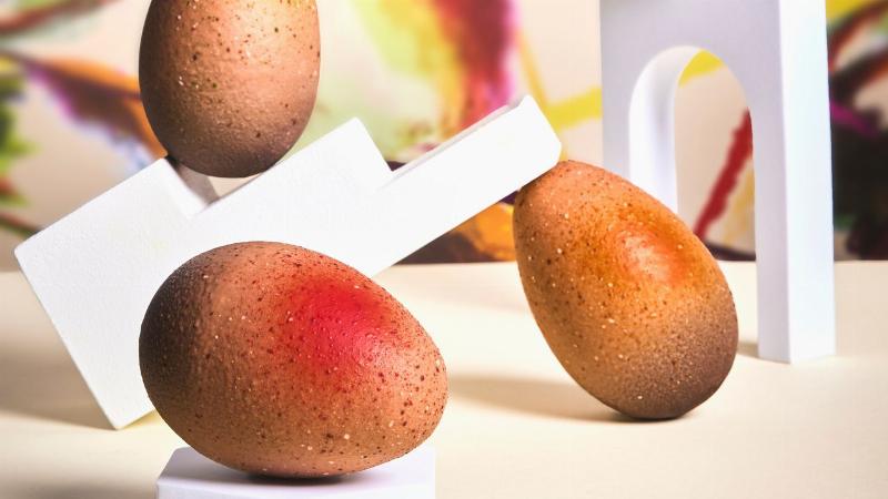 Une collection d’œufs de Pâques peints à la main avec des motifs délicats d’inspiration française, comme des fleurs de lys et des lavandes.